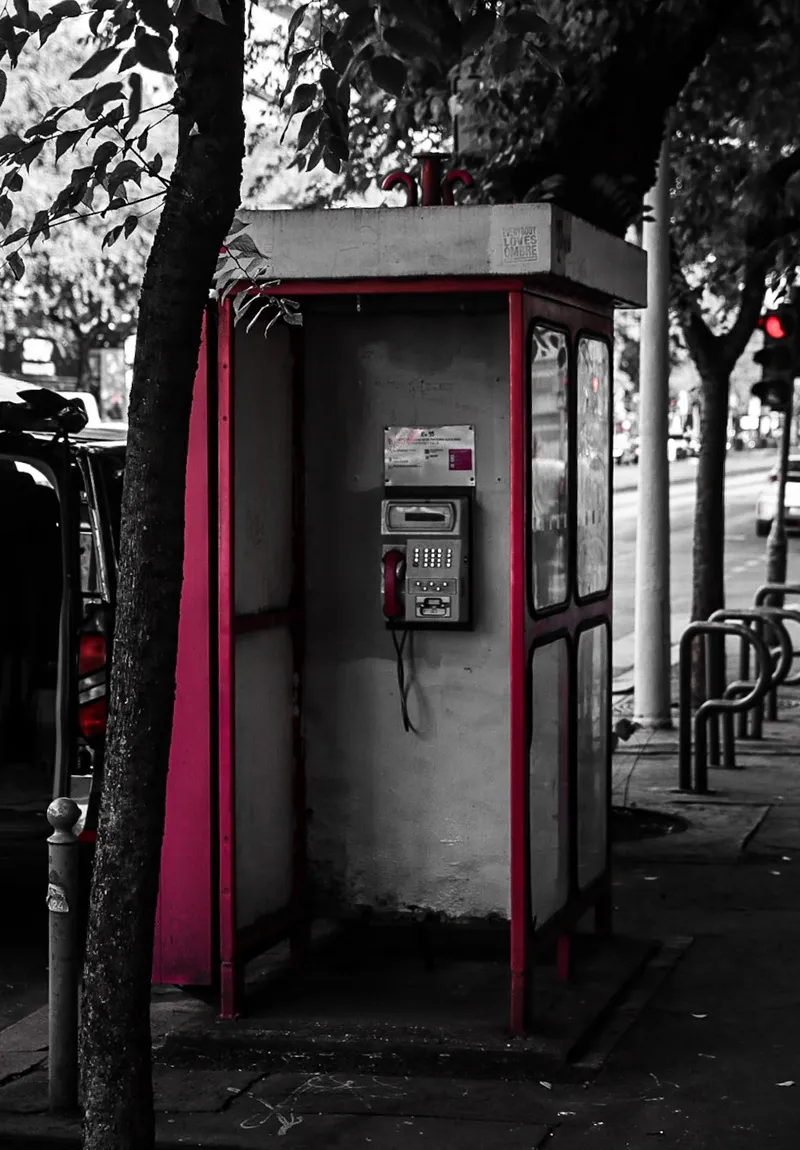 Budka telefoniczna na ulicy
