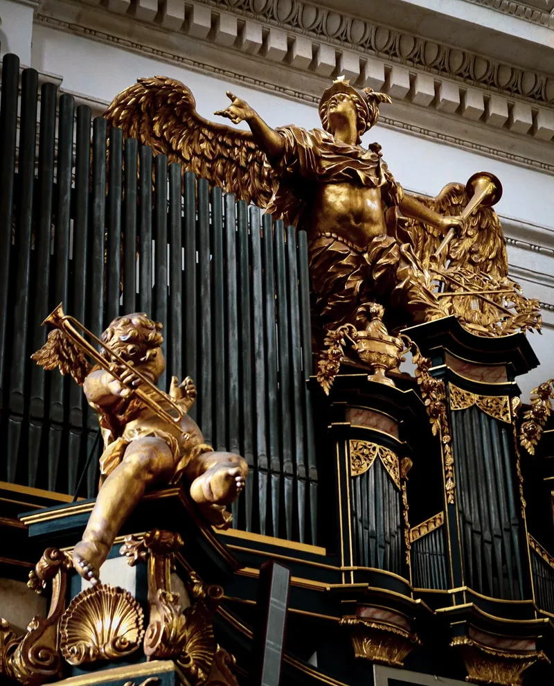 Złocone rzeźby aniołów przy organach