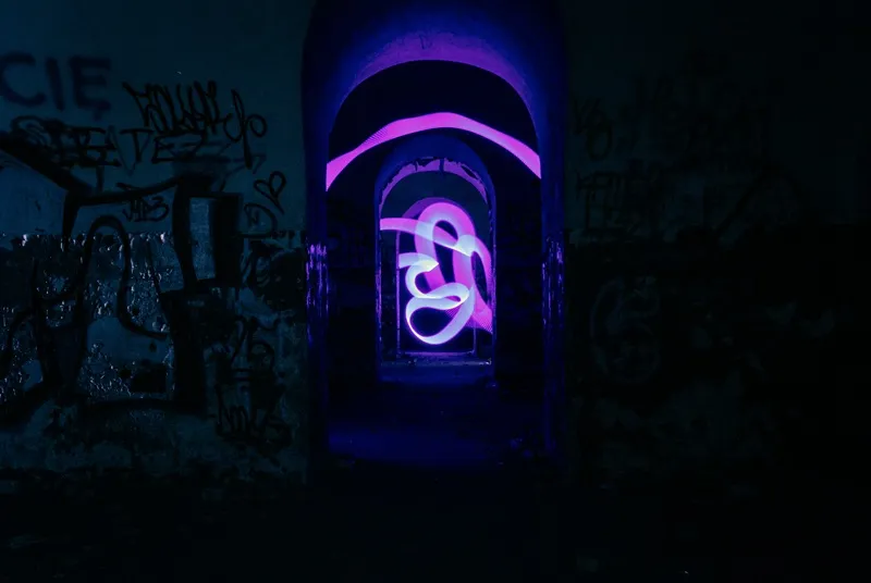 Light painting w ciemnym tunelu z graffiti