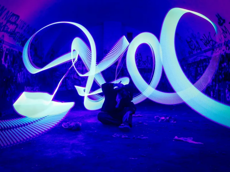 Light painting — niebieskie smugi światła w tunelu